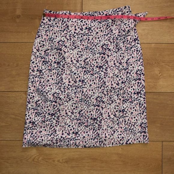 Gant Stretch Broadcloth Ditzy Flower Navy and Pink Wrap Skirt Size 6, MSRP $185 - Picture 3 of 16